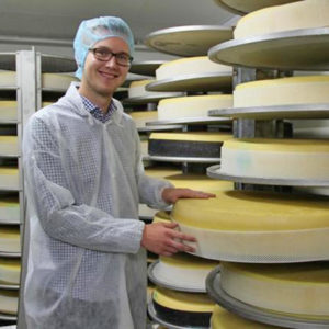 Michael Bauhofer als vierte Generation kennt den Betrieb in der Käserei in- und auswendig.
