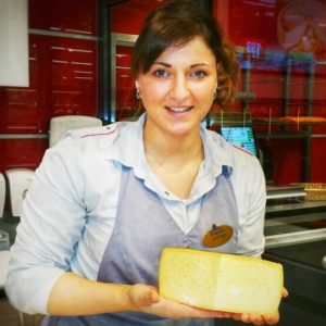Käsesommelière Sonja Gradl bei der Arbeit